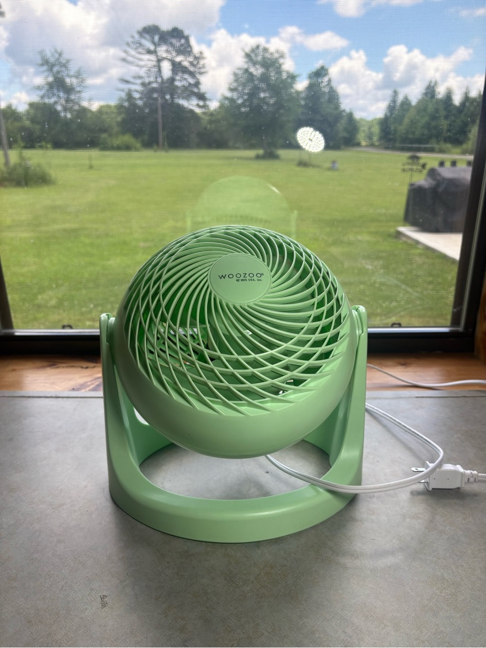 WOOZOO Mint Green Desk Fan with 3 Speeds and 360 Degree Vertical Tilt - Picture 4 of 4
